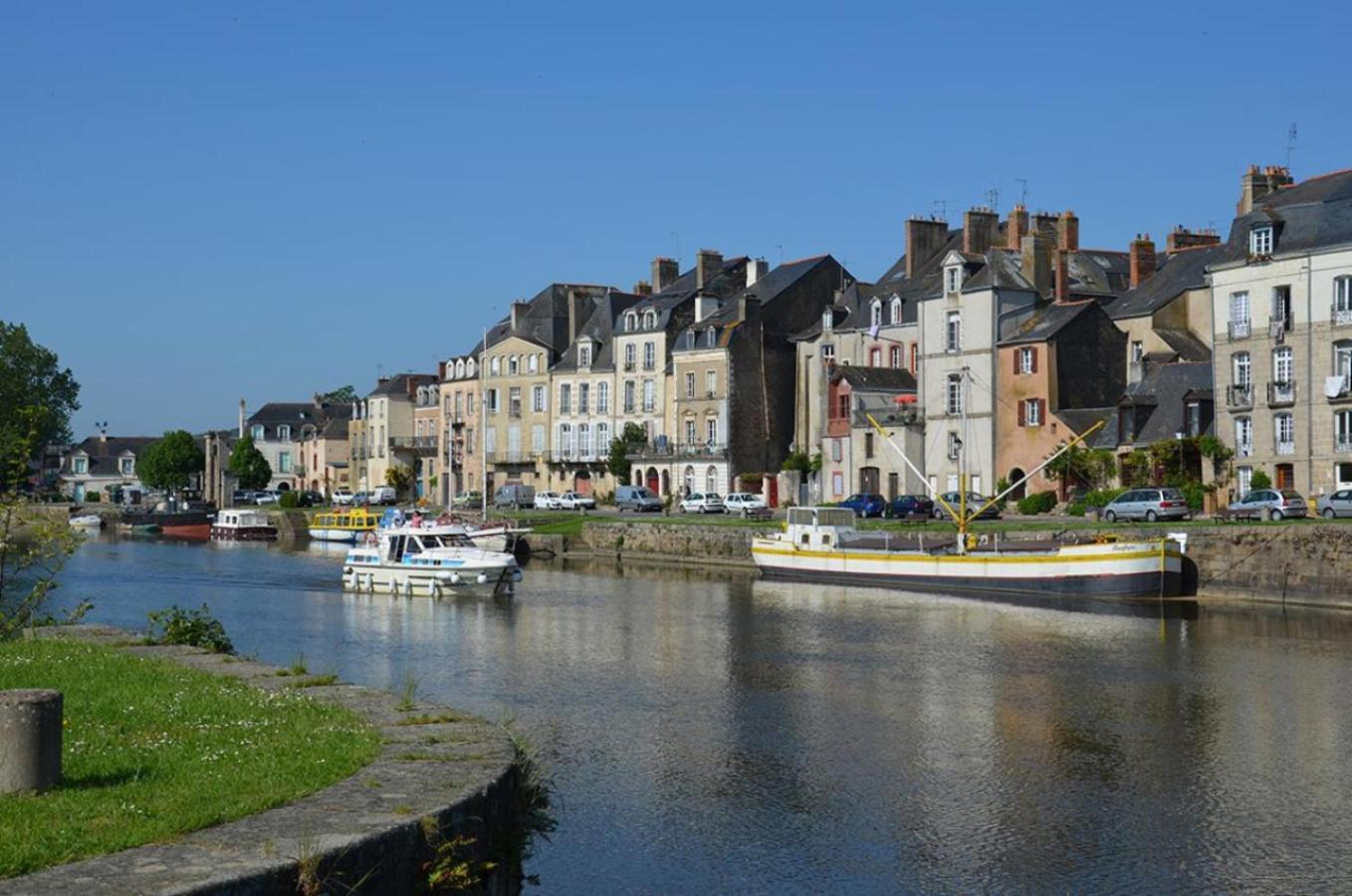 Spacieux T3 Lumineux Dans Quartier Historique Avec Wifi Redon Luaran gambar